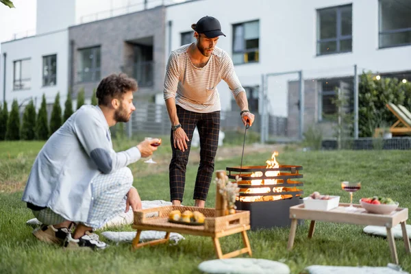 Barátok piknikeznek a kerti grillezéssel. — Stock Fotó