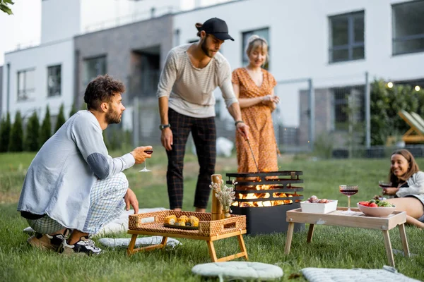 Vänner har picknick med grill på bakgården — Stockfoto