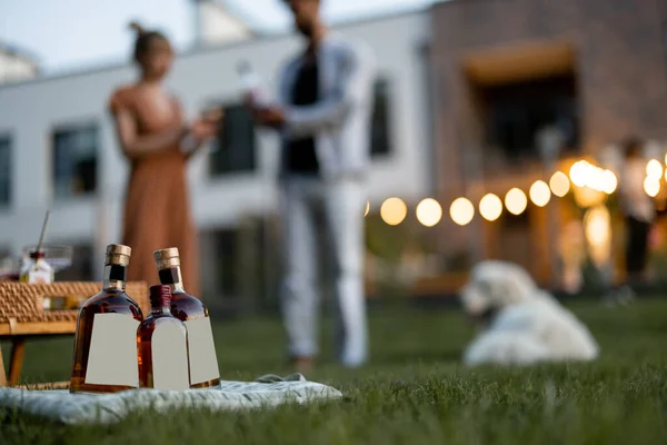 Gente en el picnic con alcohol —  Fotos de Stock