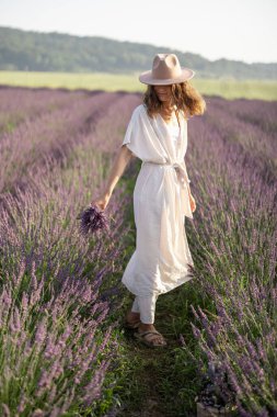 Lavanta tarlasının tadını çıkaran kadın