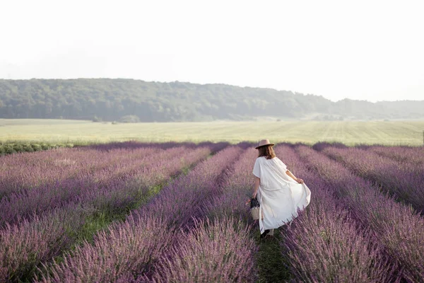 Kvinna njuter av blommande lavendel fält — Stockfoto