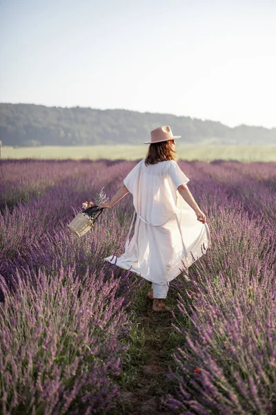 Kvinna njuter av blommande lavendel fält — Stockfoto
