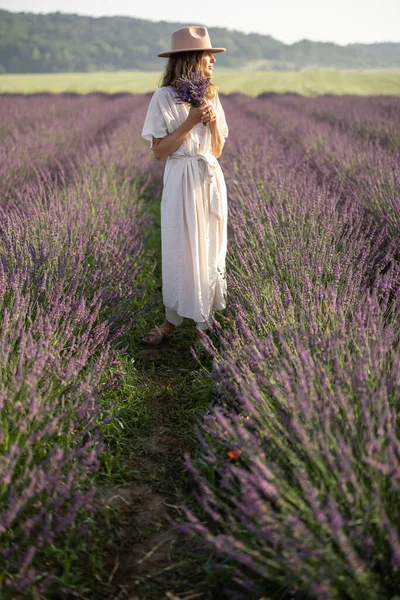 Kvinna njuter av blommande lavendel fält — Stockfoto