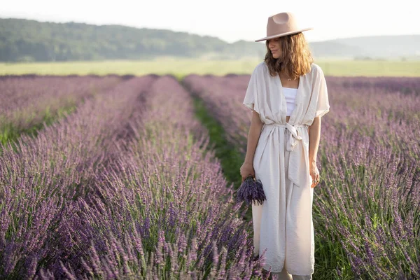 Kvinna njuter av blommande lavendel fält — Stockfoto