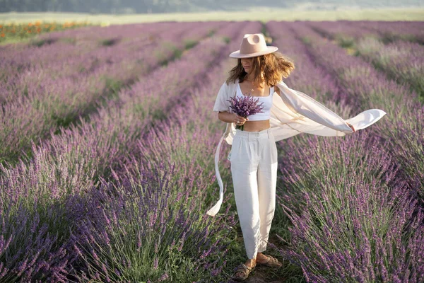 Mujer disfrutando de la floración del campo de lavanda — Foto de Stock