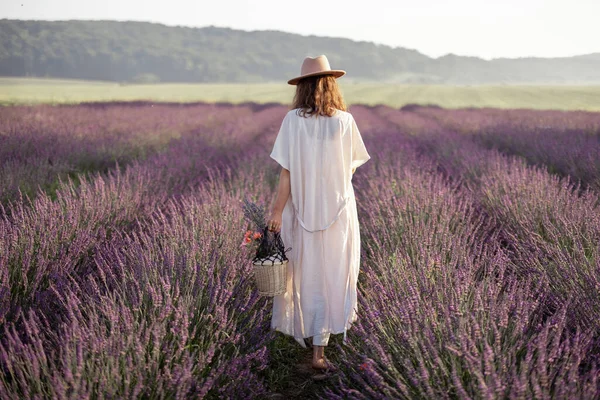 Mujer disfrutando de la floración del campo de lavanda — Foto de Stock