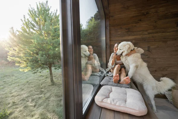 Kobieta cieszyć się przyrodą w wiejskim domu ze zwierzakiem — Zdjęcie stockowe