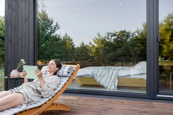 Mujer disfrutar de la naturaleza en casa de campo — Foto de Stock