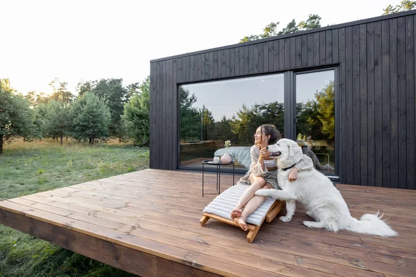 Donna godere della natura a casa di campagna con animale domestico — Foto Stock