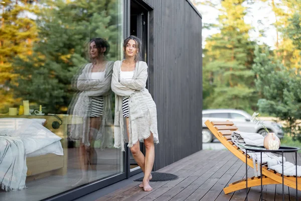 Mujer disfrutar de la naturaleza en casa de campo —  Fotos de Stock