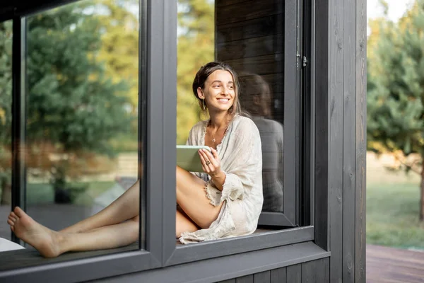 Woman enjoy nature at country house — Stock Photo, Image