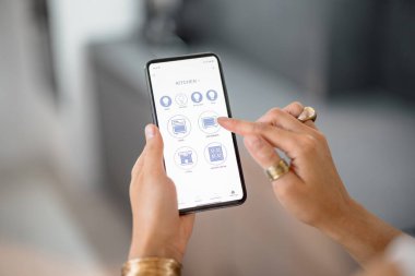 Mutfakta telefon ile akıllı cihazları kontrol etmek