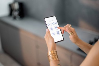 Mutfakta telefon ile akıllı cihazları kontrol etmek