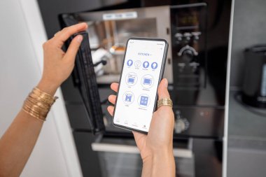 Mutfakta telefon ile akıllı cihazları kontrol etmek