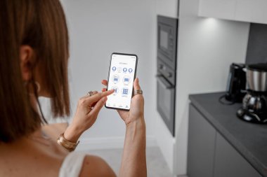 Mutfakta telefon ile akıllı cihazları kontrol etmek