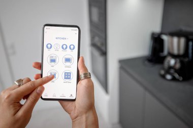 Mutfakta telefon ile akıllı cihazları kontrol etmek
