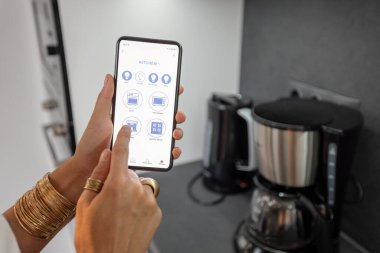 Mutfakta telefon ile akıllı cihazları kontrol etmek