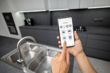 Mutfakta telefon ile akıllı cihazları kontrol etmek