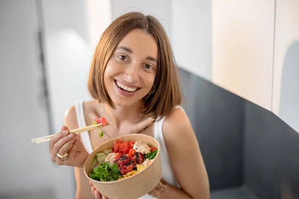 Porträtt av en lycklig kvinna med hälsosam skål i köket — Stockfoto