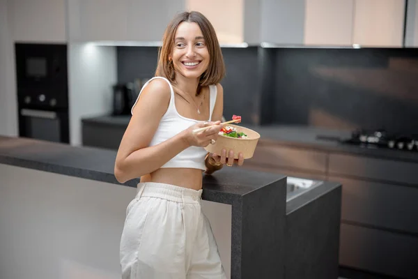 厨房里拿着健康碗的快乐女人的画像 — 图库照片