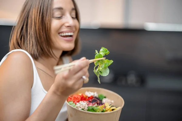 Porträtt av en lycklig kvinna med hälsosam skål i köket — Stockfoto