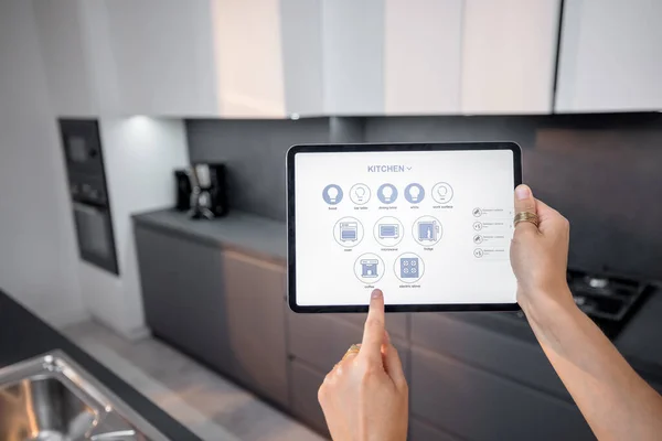 Έλεγχος έξυπνων συσκευών με ψηφιακό tablet στην κουζίνα — Φωτογραφία Αρχείου