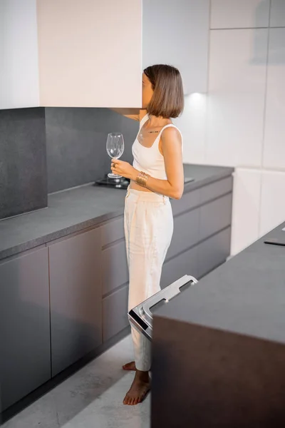 Manželka v moderní nové kuchyni — Stock fotografie