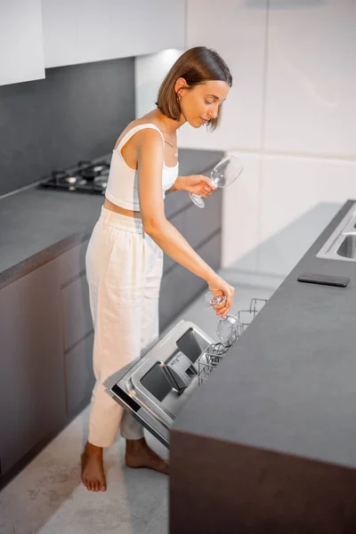 Dona de casa na cozinha moderna nova — Fotografia de Stock