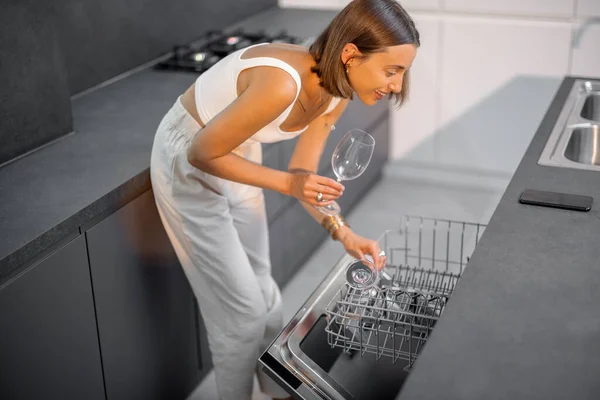 Dona de casa na cozinha moderna nova — Fotografia de Stock