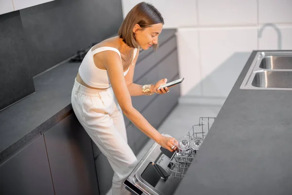 Dona de casa na cozinha moderna nova — Fotografia de Stock