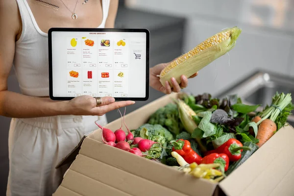 Mujer comprando verduras frescas en línea —  Fotos de Stock