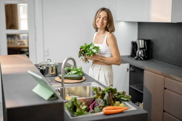Mujer cocinando con verduras frescas y verduras en el fregadero — Foto de Stock