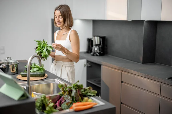 Mulher cozinhar com legumes frescos e verduras na pia — Fotografia de Stock