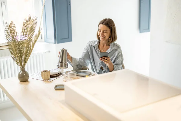 Mujer desayunando en apartamento moderno — Foto de Stock