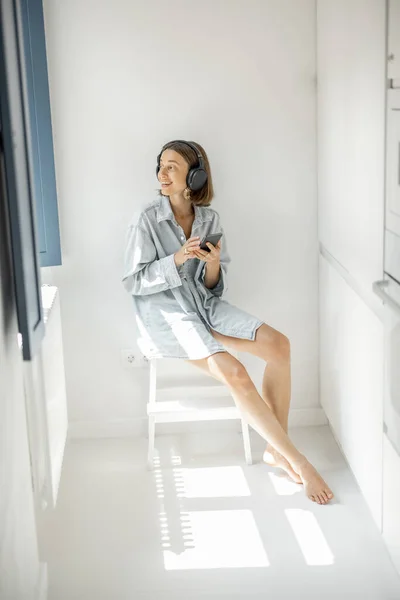 一人で座って家で音楽を楽しむ女性 — ストック写真