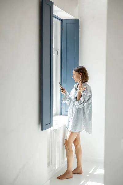 Donna comunicare per telefono a casa — Foto Stock