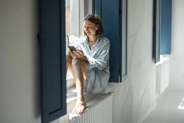 Kvinna kommunicera via telefon hemma — Stockfoto