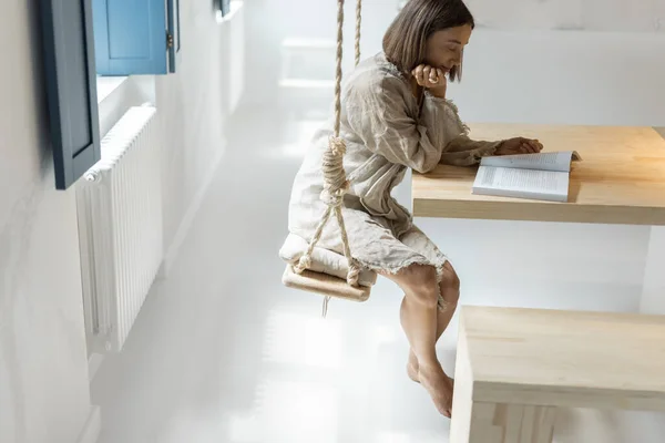 Mujer teniendo tiempo de ocio en casa cómoda — Foto de Stock