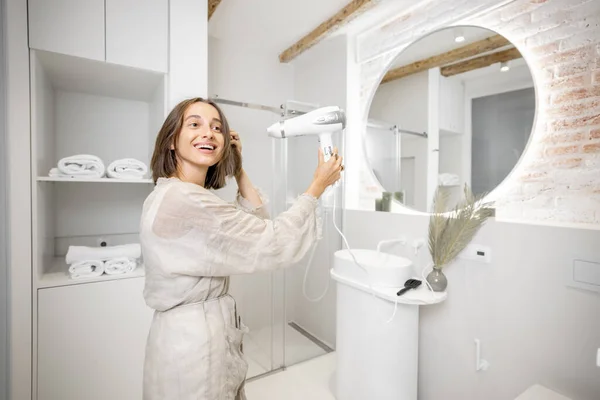妇女在现代浴室的内部擦干头发 — 图库照片