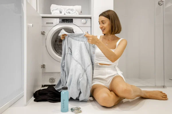 Femme lave-linge avec machine à laver dans la salle de bain — Photo