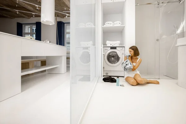 Kvinna tvätta kläder med tvättmaskin i badrummet — Stockfoto