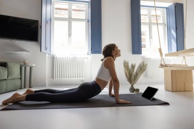 Evde yoga yapan bir kadın.