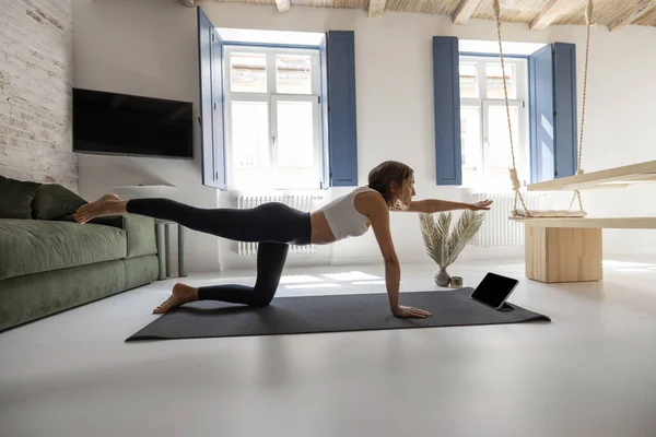 Femme pratiquant le yoga à la maison — Photo