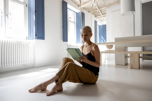 現代のアパートでデジタルタブレットを持つスタイリッシュな女性 — ストック写真