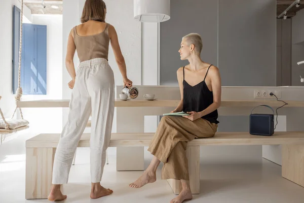 Lesbiskt par under en frukost i modern studio lägenhet — Stockfoto
