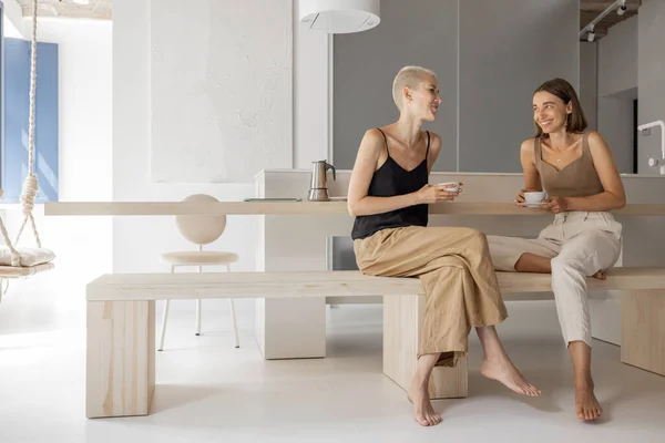 Pareja lesbiana con café en apartamento moderno — Foto de Stock