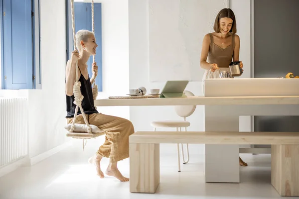 Pareja lesbiana cocinando comida saludable y relajándose en casa — Foto de Stock