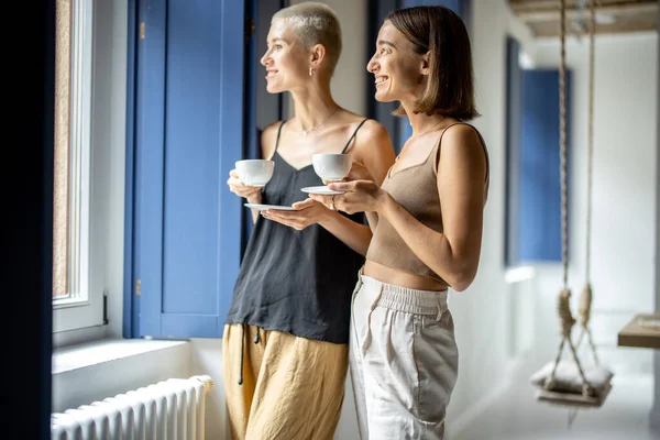 Pareja lesbiana con café en casa — Foto de Stock