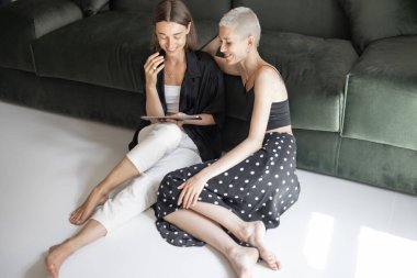 Dijital tabletli lezbiyen çift