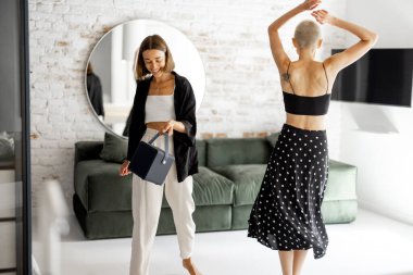 Evde dans eden kadın çift.